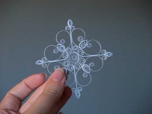 снежинка в стиле квиллинг из бумаги